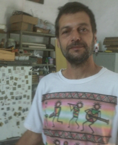 Eduardo Marinho em sua casa e oficina de trabalho.
